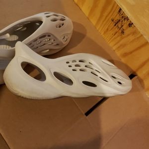 Yeezy,size 12 creme color